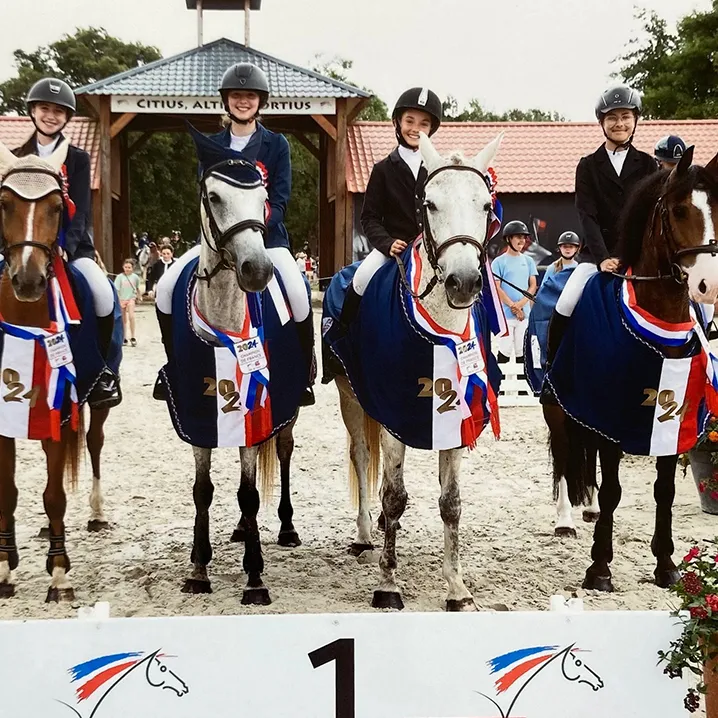 L'équipe poney 2 championne de France
