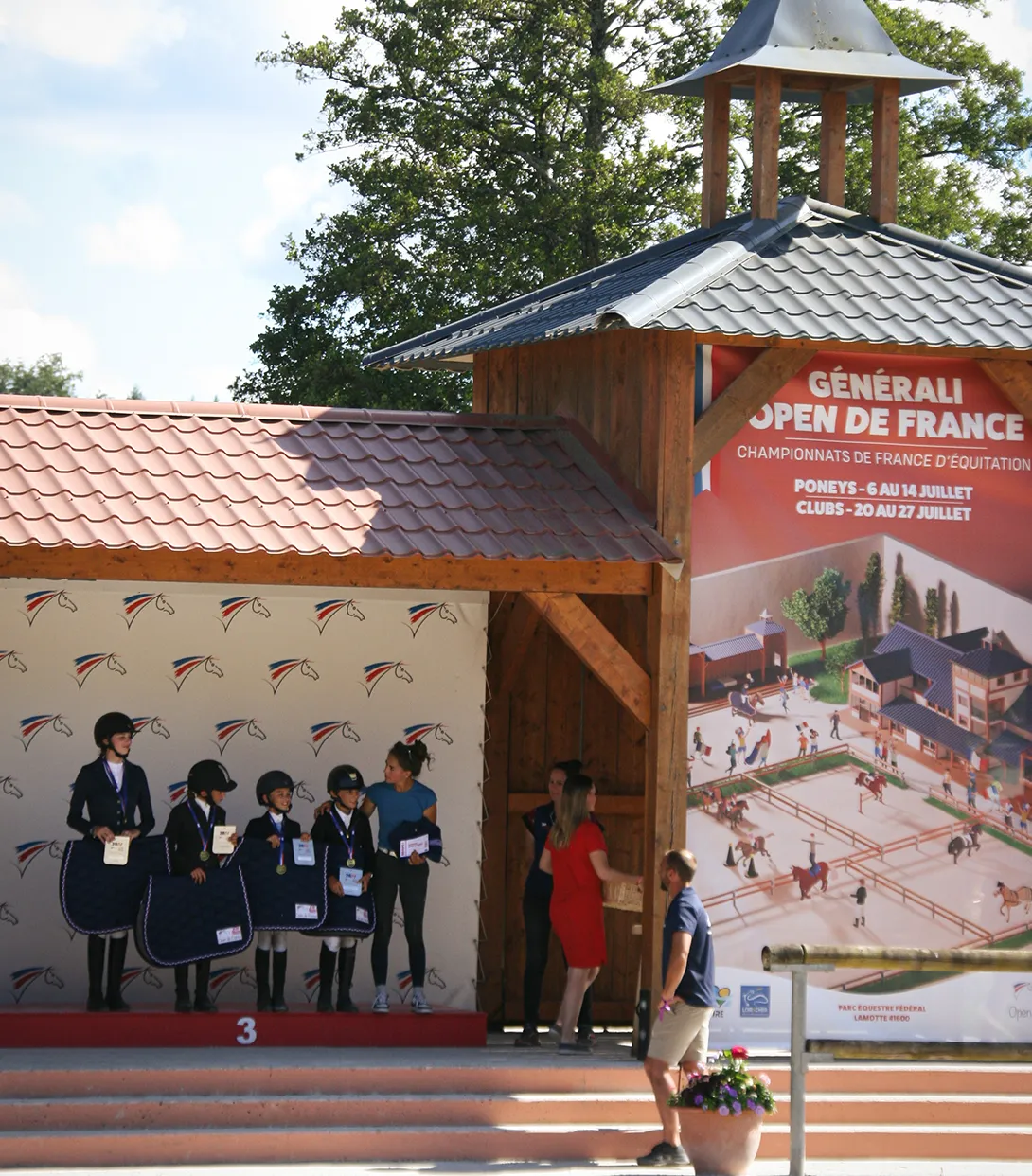 L'équipe de cavaliers sur la 3e marche du podium