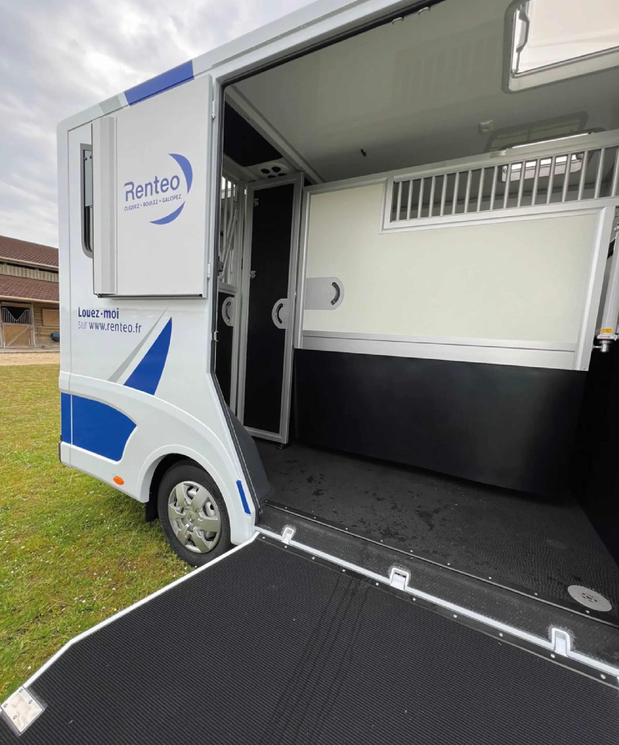 vue intérieure du camion VL pour transporter les chevaux